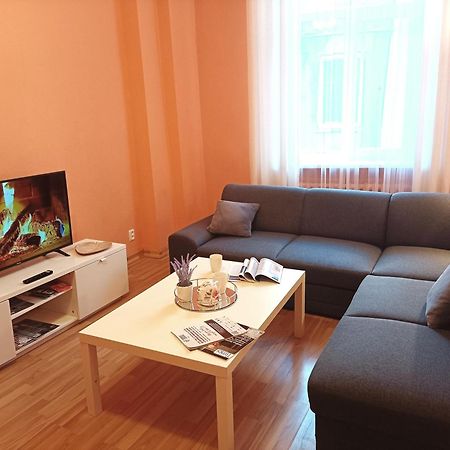 Spacious Old Town Family Peachy 2 Bedrooms Apartment, Nearby The Riga Presidential Castle 外观 照片
